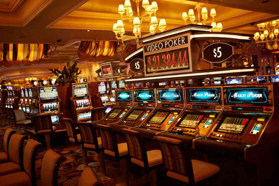 How Live Dealers Transformed Online Casinos